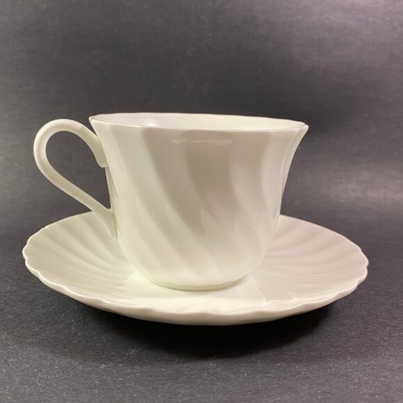 Vintage Wedgwood Candlelight bone china white teacup and saucer - Picture 3 of 7
